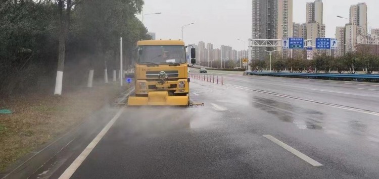 雨中除尘：汉阳城管为城市做深度SPA